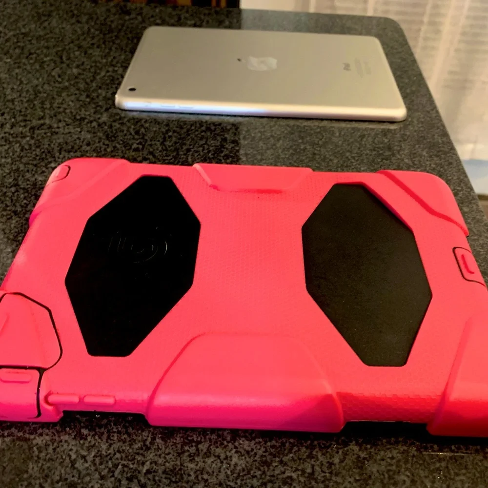 IPad Mini Wi-Fi 16GB White A1432 & Pink Case